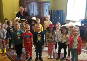 Dzieci z grupy Smerfów w Muzeum Regionalnym w Bełchatowie.